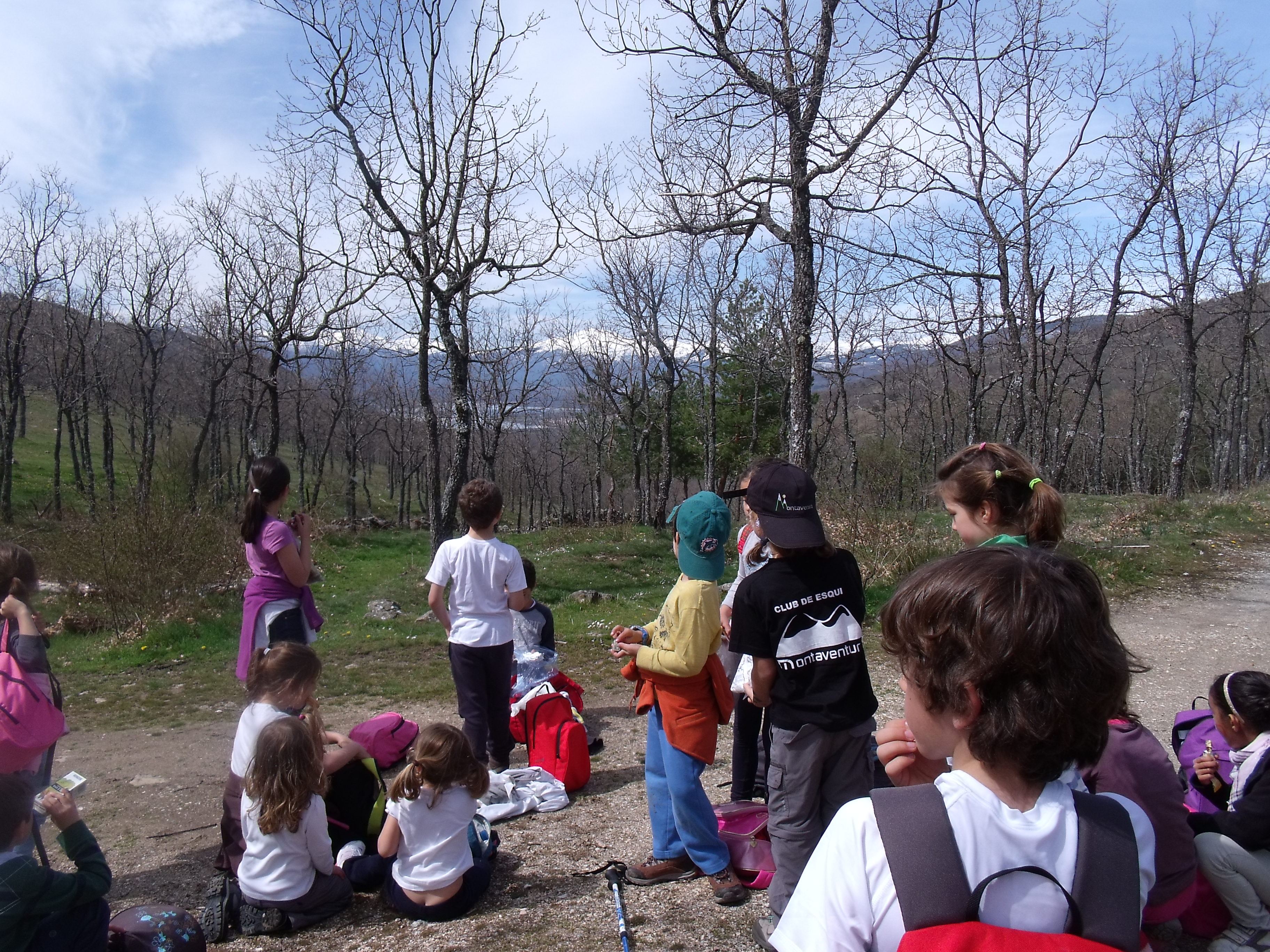 familias de la escuela de senderismo buscando la primavera