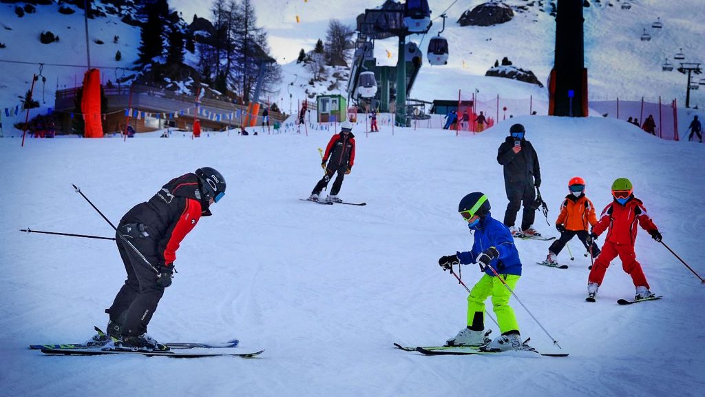 Clases de esquí Particulares con Montaventura en Valdesquí para Niños y Adultos