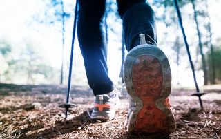 La marcha nórdica es una forma de ejercicio de bajo impacto que ofrece numerosos beneficios para la salud y la aptitud física.