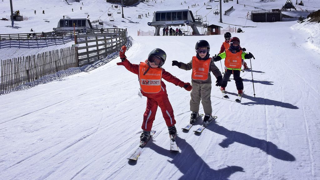 Aprende a esquiar en la con profesional titulado en la Sierra de Madrid.