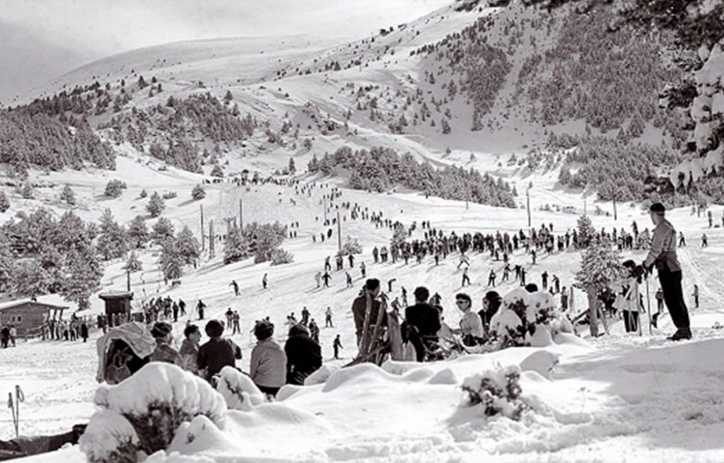Personas esquiando sierra Guadarrama